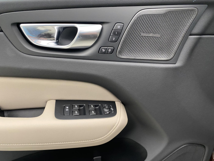 Volvo XC60 B5 AWD AUT DARK PLUS na operativní leasing