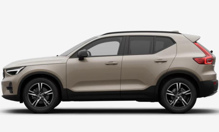 Volvo XC40 B3 AUT DARK PLUS na operativní leasing