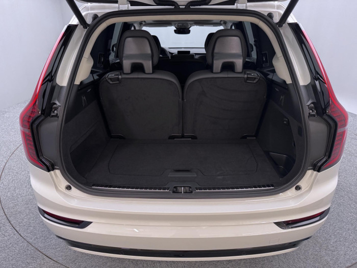 Volvo XC90 T8 AWD Plug-in ULTRA DARK 7m na operativní leasing