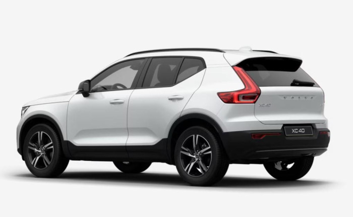 Volvo XC40 B3 AUT DARK PLUS na operativní leasing