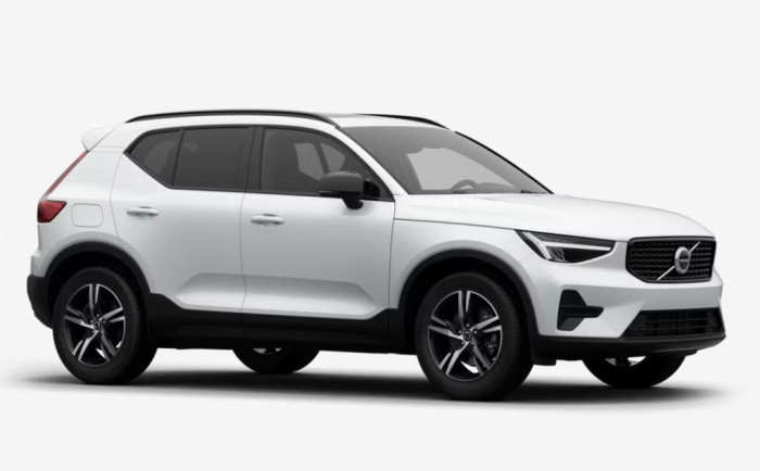 Volvo XC40 B3 AUT DARK PLUS na operativní leasing