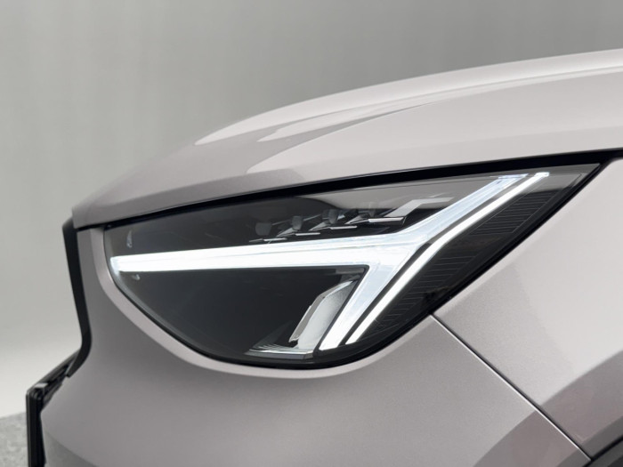 Volvo XC40 B3 AUT DARK PLUS na operativní leasing