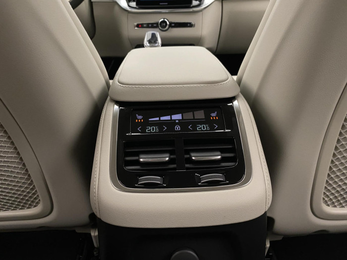 Volvo XC90 T8 AWD Plug-in BRIGHT PLUS 7m na operativní leasing