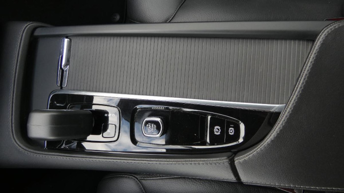 Volvo V90 B4 mHEV AWD aut. Momentum Pro na operativní leasing