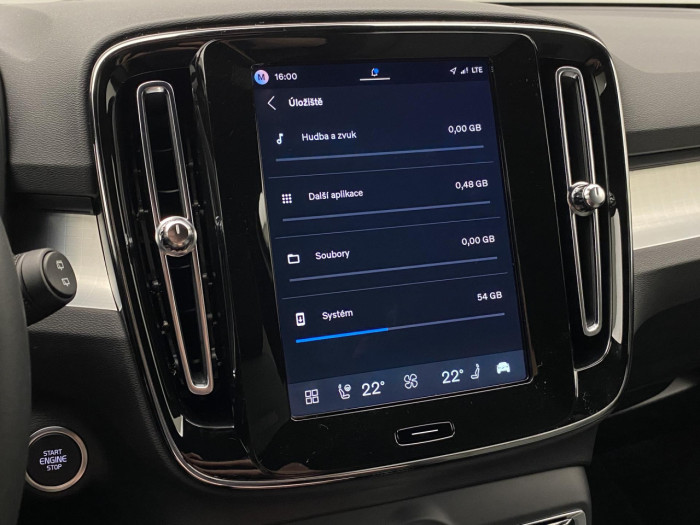 Volvo XC40 B4 AUT DARK PLUS na operativní leasing