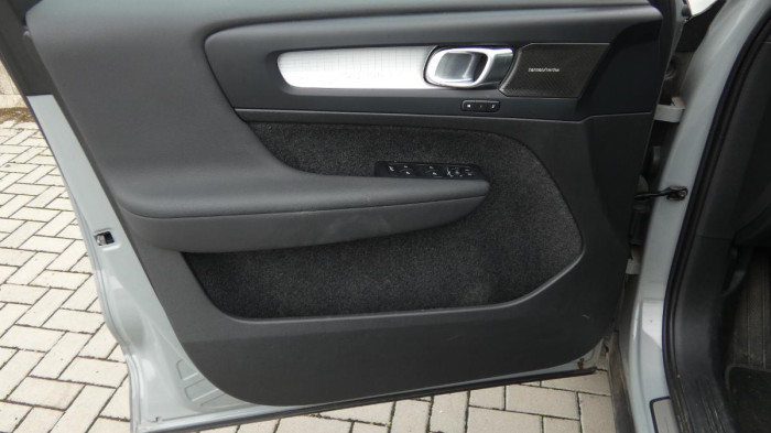 Volvo XC40 B3 PLUS DARK na operativní leasing
