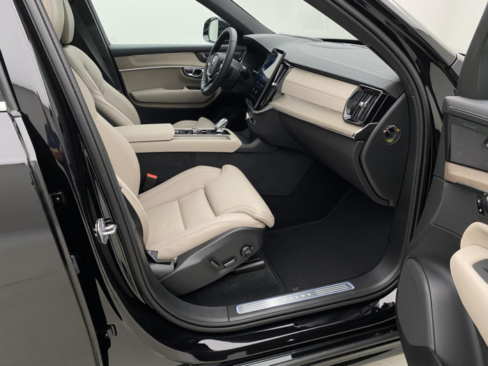 Volvo XC90 T8 AWD Plug-in BRIGHT PLUS 7m na operativní leasing