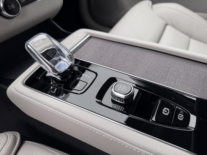 Volvo XC90 T8 AWD RECHARGE BRIGHT PLUS 7m na operativní leasing