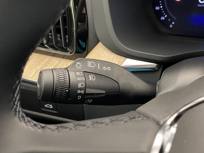 Volvo XC60 B5 AWD AUT DARK PLUS na operativní leasing