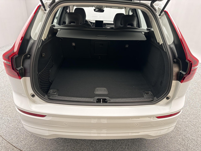 Volvo XC60 B5 AWD AUT ESSENTIAL na operativní leasing
