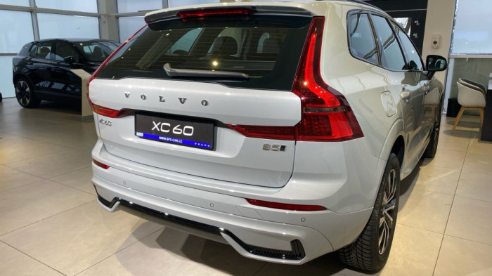Volvo XC60 PLUS DARK, B5 AWD, 184+10 kW / 250+14 HP na operativní leasing
