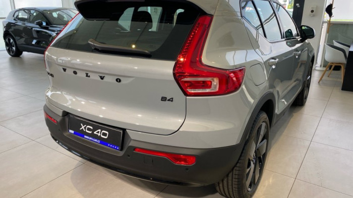 Volvo XC40 PLUS BLACK EDITION, B4 FWD, 145+10 kW / 197+14 HP na operativní leasing