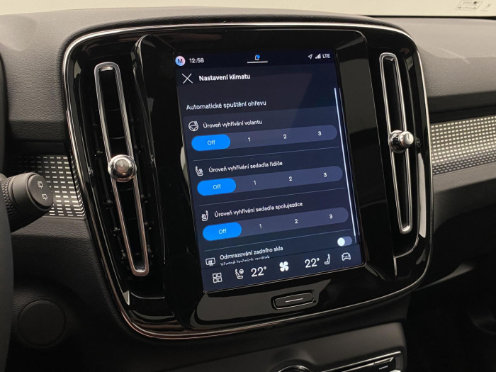 Volvo EX40 TWIN MOTOR AWD ULTRA na operativní leasing