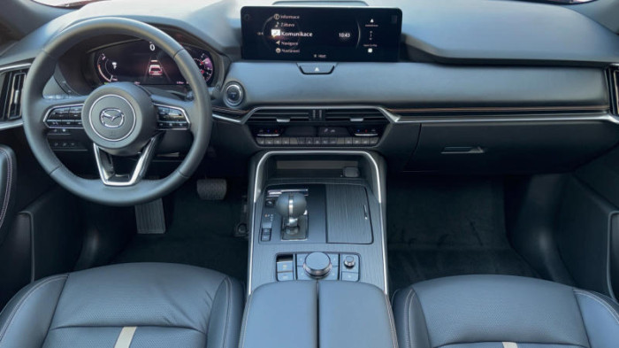 MAZDA CX-60 2.5 PHEV HOMURA PLUS – VÝKON, KTERÝ NEPLATÍTE NA KAŽDÉ TANKOVÁNÍ na operativní leasing