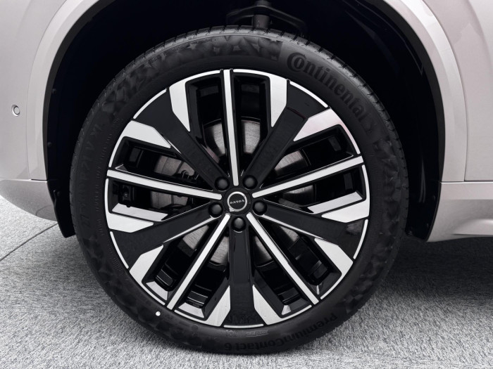 Volvo XC90 T8 AWD Plug-in DARK PLUS 7m na operativní leasing