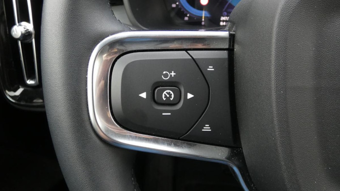 Volvo XC40 B3 PLUS DARK na operativní leasing