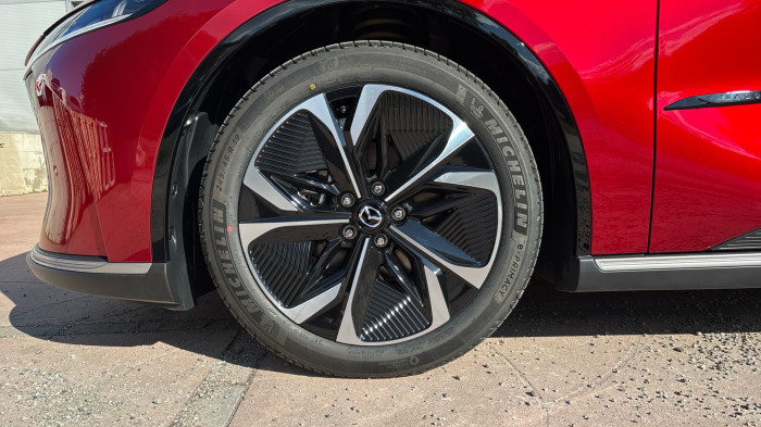 Mazda 6e 68.8 kWh Takumi - Soul Red Crystal - Full Servis na operativní leasing