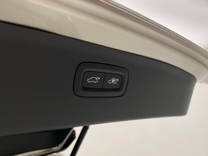 Volvo XC90 T8 AWD Plug-in BRIGHT PLUS 7m na operativní leasing