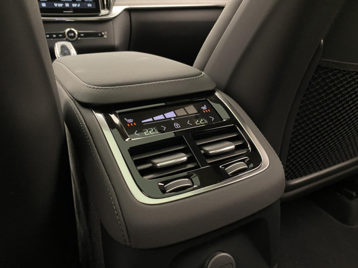 Volvo XC90 T8 AWD Plug-in DARK PLUS 7m na operativní leasing