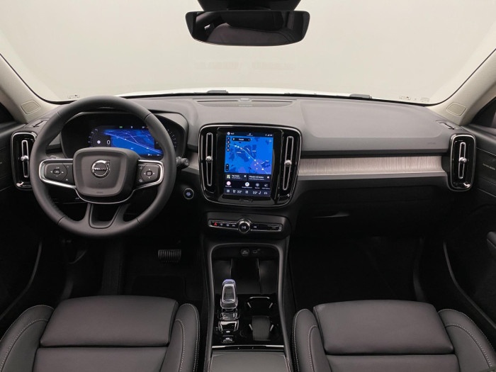 Volvo XC40 B4 AUT DARK PLUS na operativní leasing