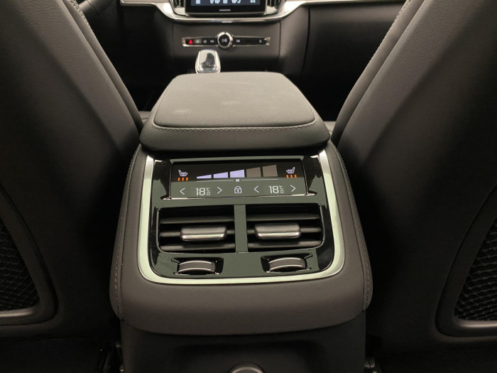 Volvo XC90 T8 AWD Plug-in DARK ULTRA na operativní leasing