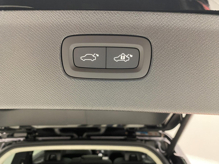 Volvo XC90 T8 AWD Plug-in DARK ULTRA na operativní leasing