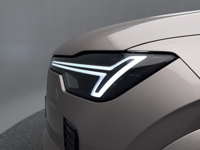 Volvo XC90 T8 AWD Plug-in DARK ULTRA 7 na operativní leasing