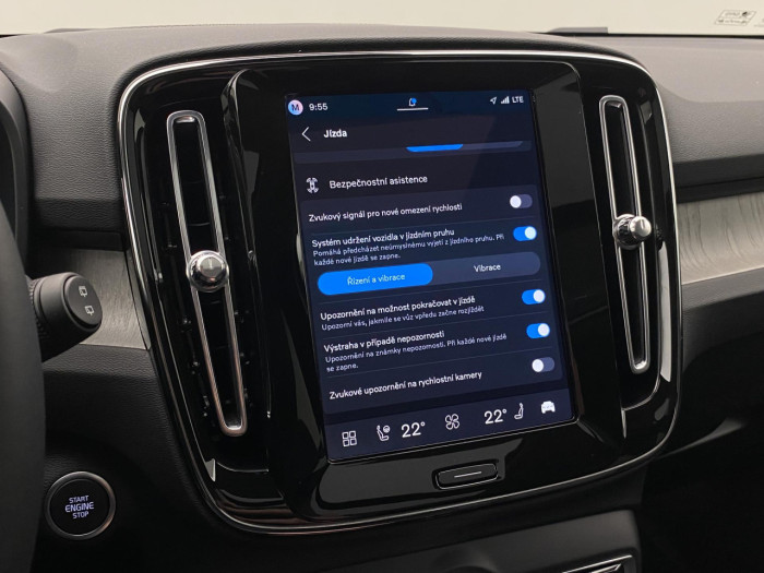 Volvo XC40 B4 AUT DARK PLUS na operativní leasing