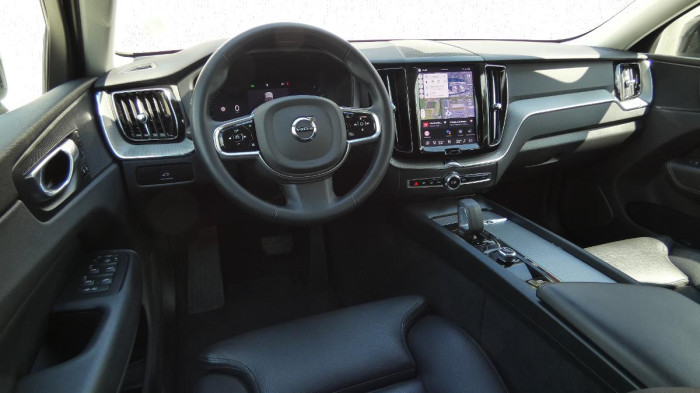Volvo XC60 B4 mHEV AWD Plus Dark na operativní leasing