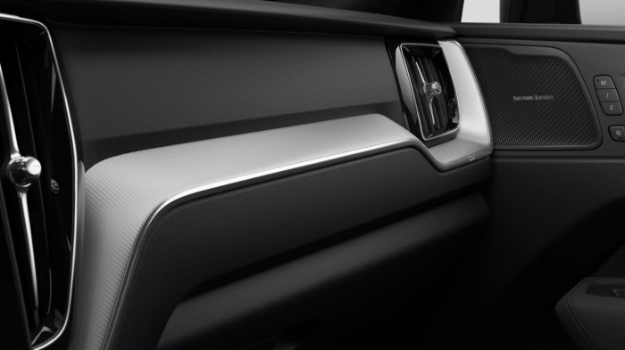 Volvo XC60 T6 AWD AUT PLUS BLACK EDITION na operativní leasing