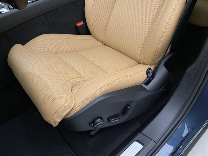 Volvo XC60 B5 AWD AUT DARK PLUS na operativní leasing