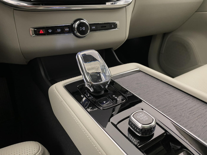Volvo XC90 T8 AWD Plug-in DARK ULTRA na operativní leasing