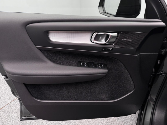 Volvo XC40 B3 AUT DARK PLUS na operativní leasing