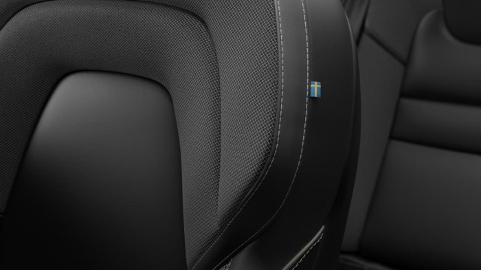 Volvo V60 B4 AUT DARK PLUS na operativní leasing