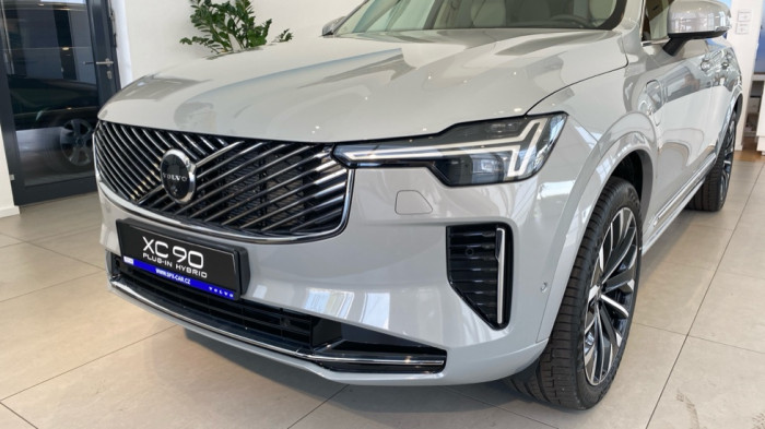 Volvo XC90 ULTRA BRIGHT, T8 AWD, 228+107 kW / 310+145 HP na operativní leasing