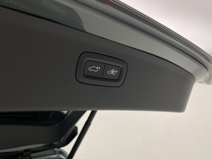 Volvo XC90 T8 AWD Plug-in DARK ULTRA na operativní leasing