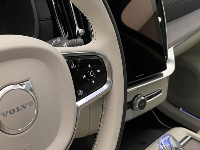 Volvo XC90 T8 AWD Plug-in DARK ULTRA na operativní leasing