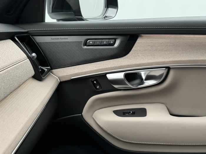 Volvo XC90 B5 AWD AUT DARK ULTRA 7 míst na operativní leasing