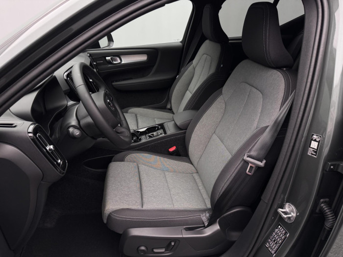 Volvo XC40 B3 AUT DARK PLUS na operativní leasing