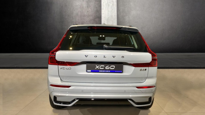 Volvo XC60 PLUS DARK, B5 AWD, 184+10 kW / 250+14 HP na operativní leasing