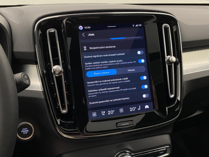Volvo XC40 B3 AUT DARK PLUS na operativní leasing