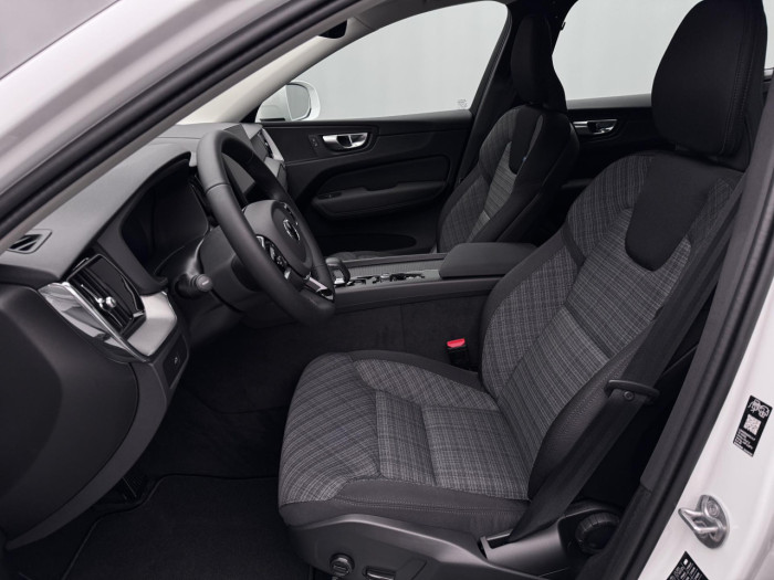 Volvo XC60 B5 AWD AUT ESSENTIAL na operativní leasing