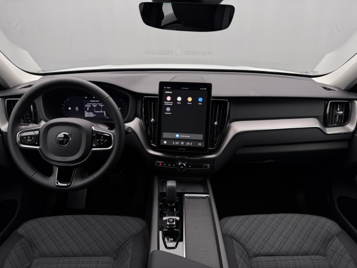 Volvo XC60 B5 AWD AUT ESSENTIAL na operativní leasing