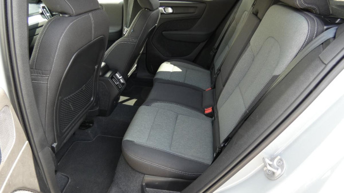 Volvo XC40 B3 mHEV Plus Dark aut. na operativní leasing