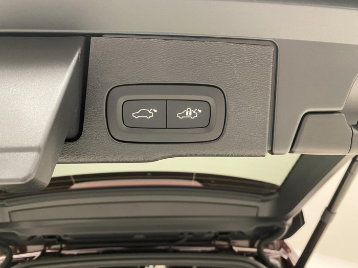 Volvo XC60 B5 AWD AUT DARK PLUS na operativní leasing