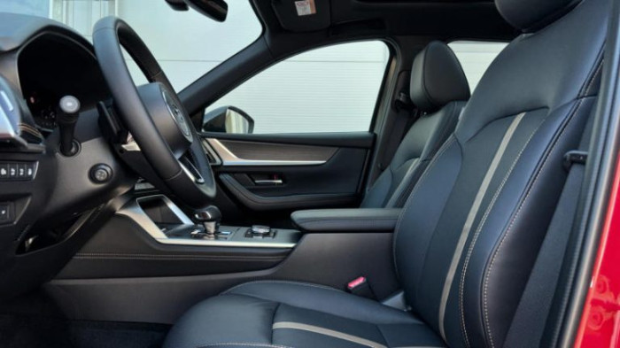 MAZDA CX-60 2.5 PHEV HOMURA PLUS – VÝKON, KTERÝ NEPLATÍTE NA KAŽDÉ TANKOVÁNÍ na operativní leasing