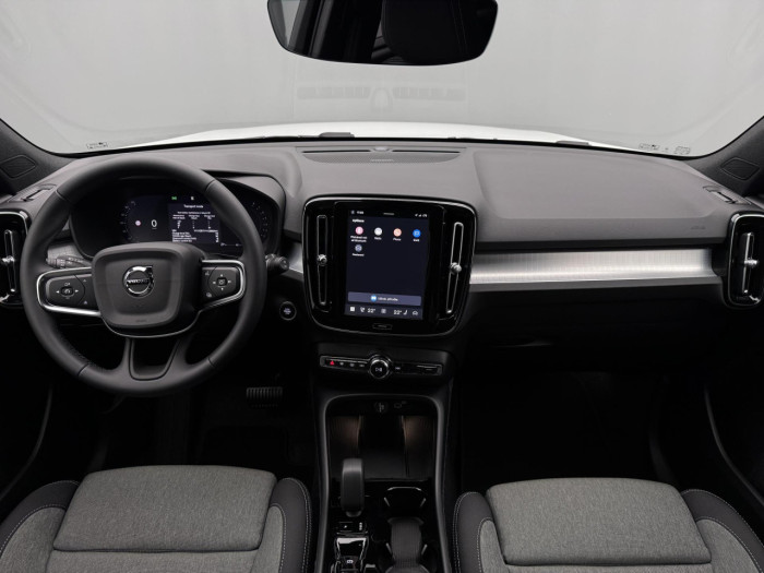 Volvo XC40 B3 AUT DARK PLUS na operativní leasing
