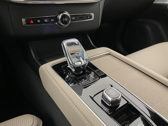 Volvo XC90 T8 AWD Plug-in BRIGHT PLUS 7m na operativní leasing