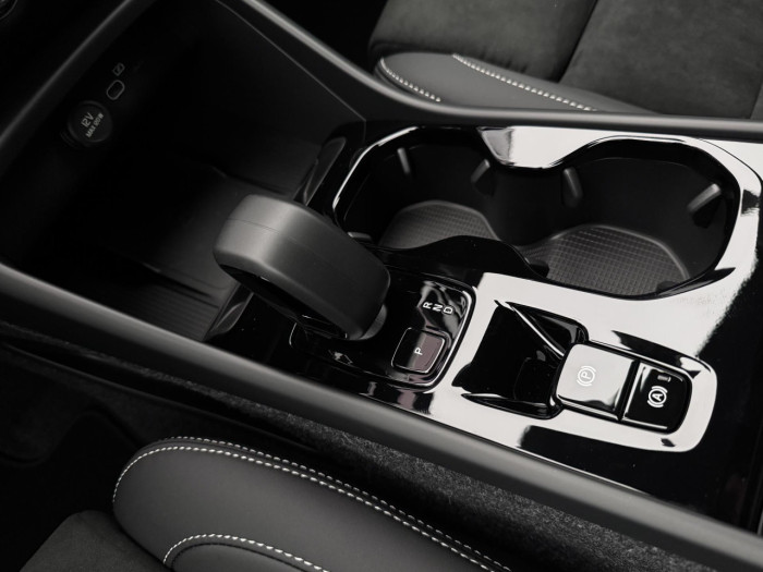 Volvo XC40 B3 AUT DARK PLUS na operativní leasing