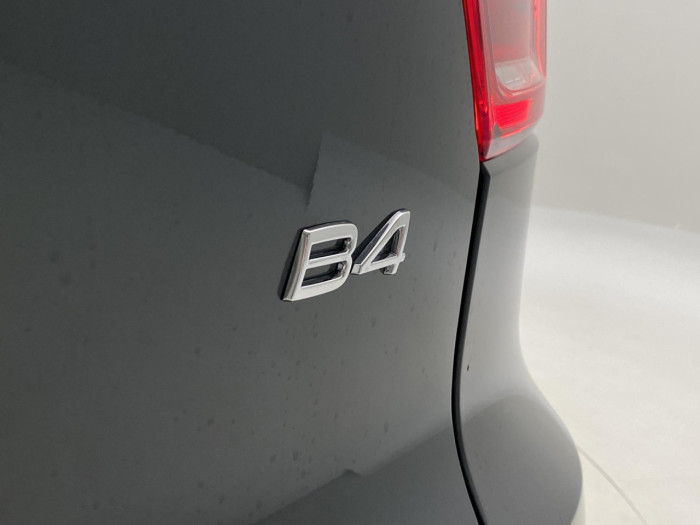 Volvo XC40 B4 AUT DARK PLUS na operativní leasing